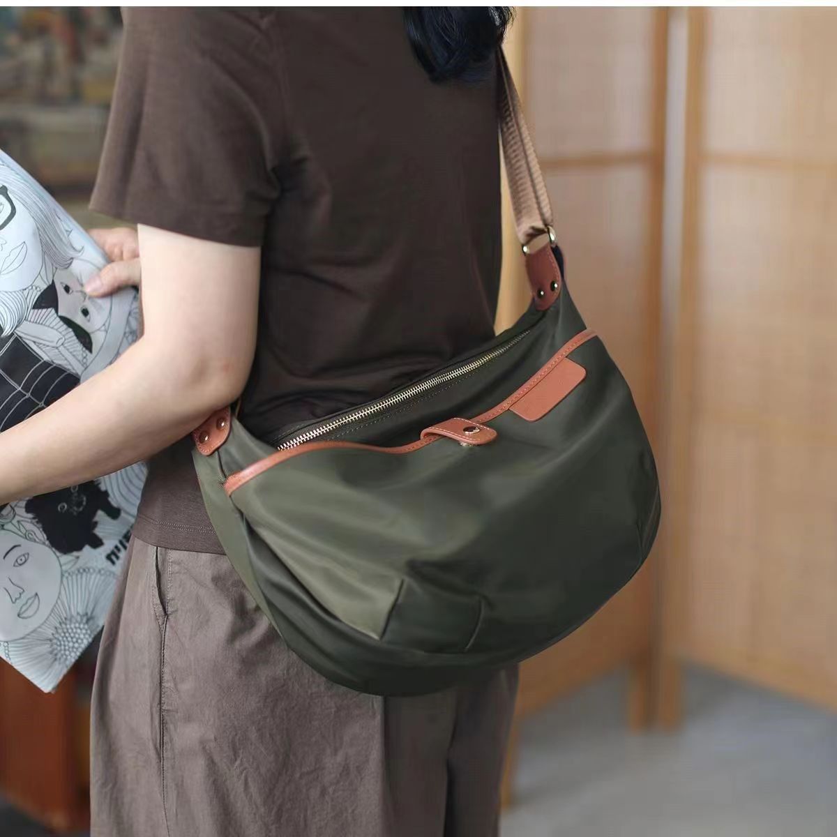 Nylon oxford cloth crossbody bag features - lightweight and functional